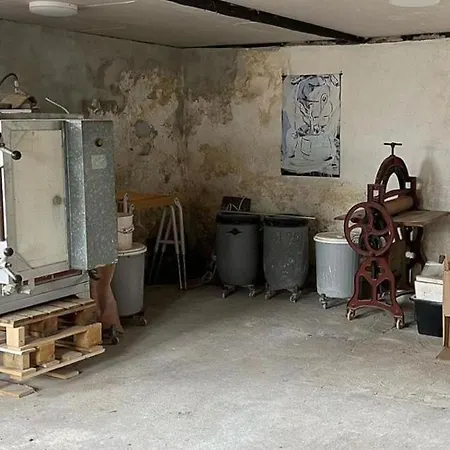 With Pottery In Lejlighed *